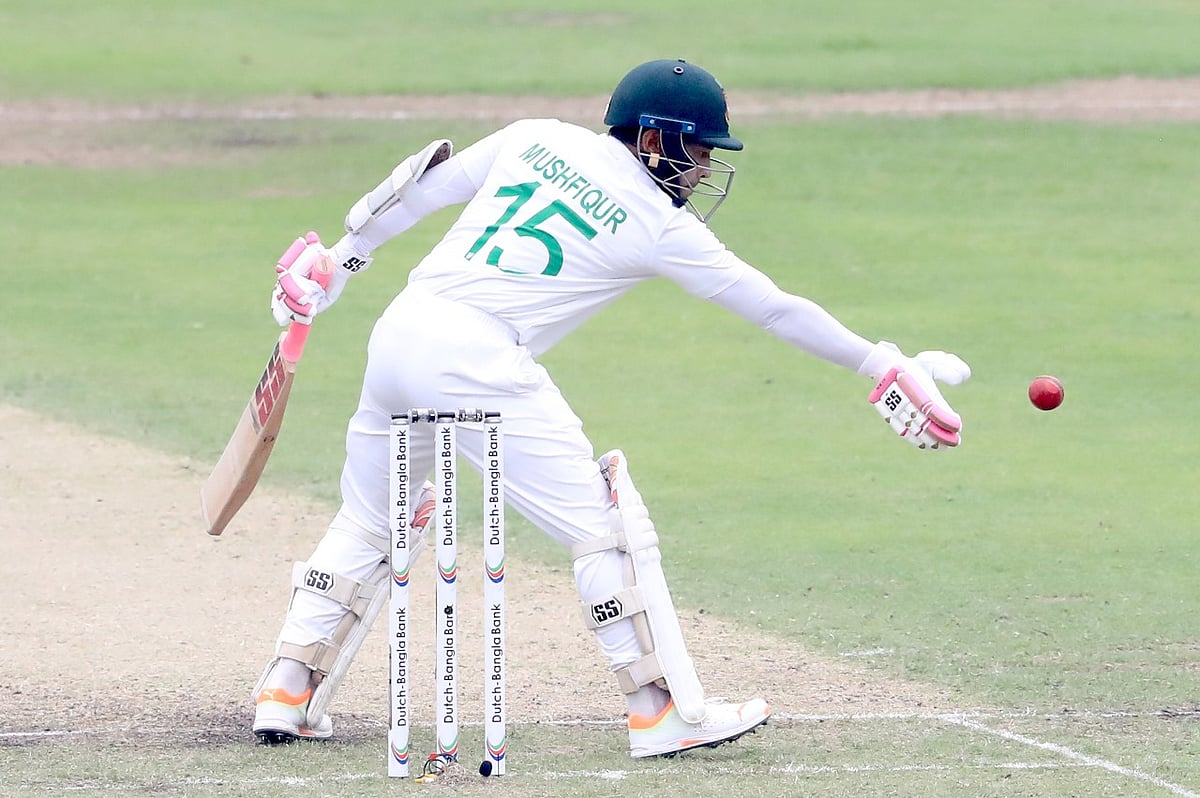 মুশফিক ইচ্ছাকৃতভাবে বলটি ডান হাত দিয়ে ধরেন