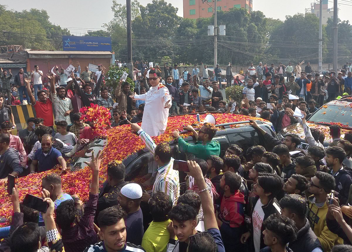 ঢাকা-১৯ (সাভার-আশুলিয়া) আসনে স্বতন্ত্র প্রার্থী তালুকদার মো. তৌহিদ জং মোটর শোভাযাত্রা নিয়ে ঢাকা থেকে সাভারে পৌঁছালে মহাসড়কে যানচলাচল বন্ধ হয়ে যায়। মঙ্গলবার দুপুরে