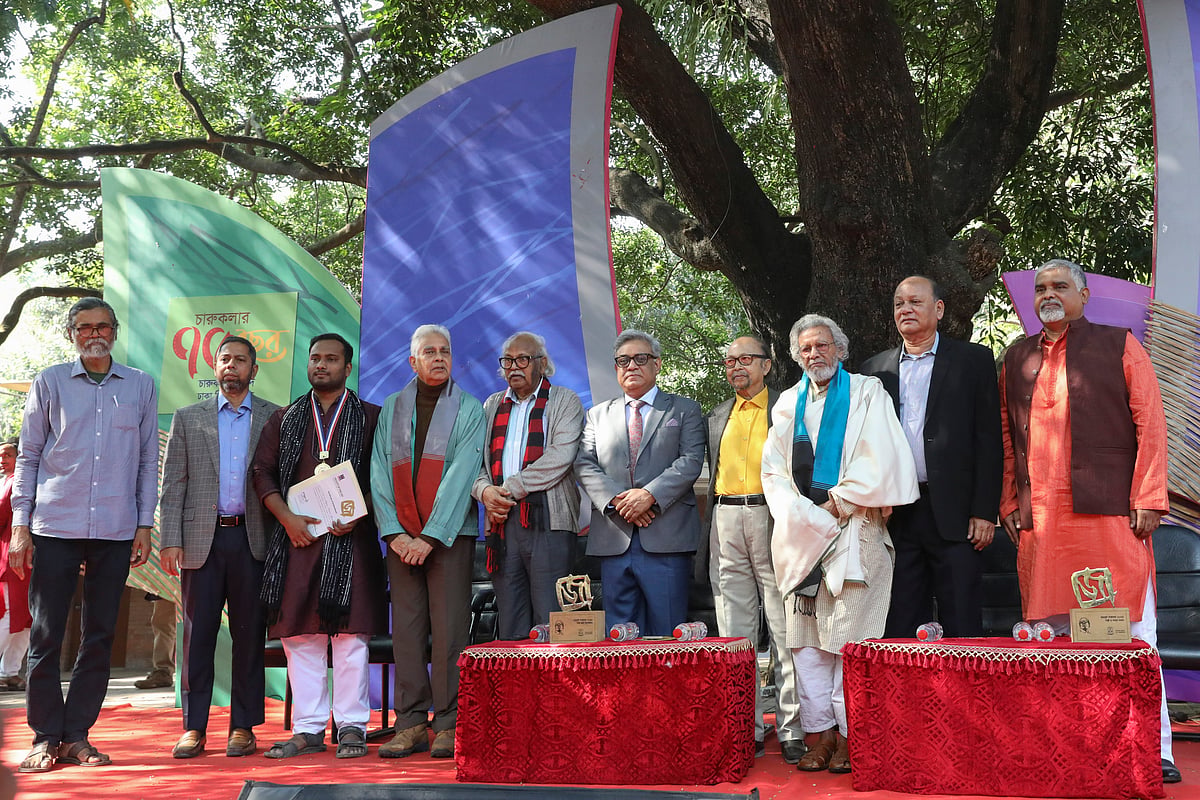 ঢাকা বিশ্ববিদ্যালয়ের চারুকলা অনুষদে জয়নুল উৎসবে শিল্পীদের সম্মাননা দেওয়া হয়