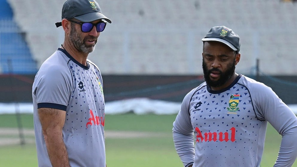 দক্ষিণ আফ্রিকার কোচ রব ওয়াল্টার (বাঁয়ে) ও অধিনায়ক টেম্বা বাভুমা