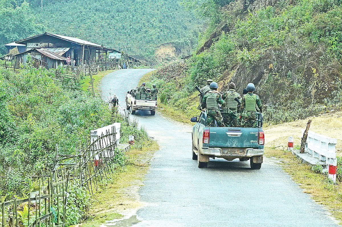 মিয়ানমারের উত্তরাঞ্চলীয় শান রাজ্যে জান্তার সঙ্গে লড়াইরত তাং ন্যাশনাল লিবারেশন আর্মির (টিএনএলএ) যোদ্ধারা গাড়ি নিয়ে টহল দিচ্ছেন। ১৩ ডিসেম্বর তোলা
