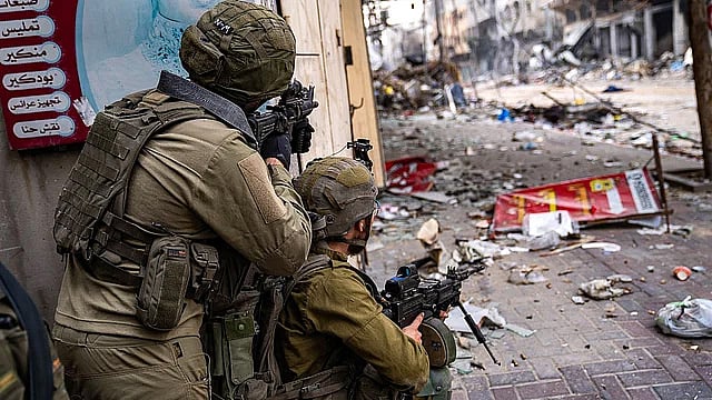 গাজার পথে পথে হামাস যোদ্ধাদের সঙ্গে সশস্ত্র লড়াই হচ্ছে ইসরায়েলি সেনাদের