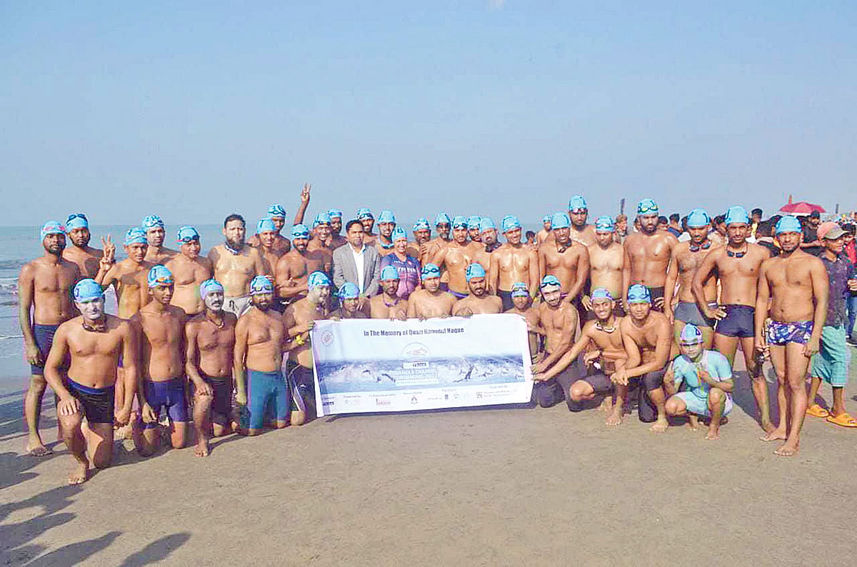 বাংলা চ্যানেল সাঁতারে নামার আগে টেকনাফের শাহপরীর দ্বীপ পশ্চিমপাড়া সমুদ্রসৈকতে সাঁতারুরা। গতকাল সকালে