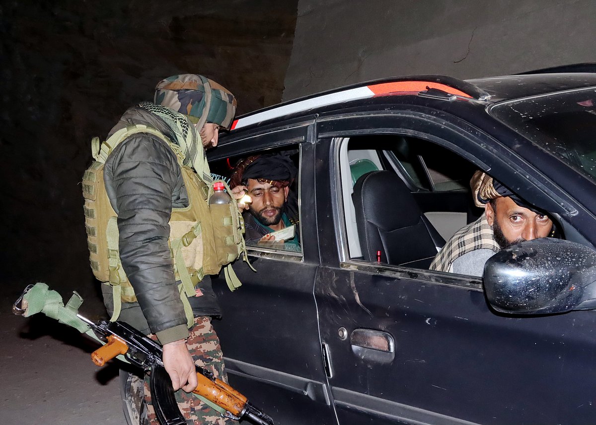 সেনা নিহত ও বেসামরিক মানুষের মৃত্যুর পর কাশ্মীরের নিরাপত্তা জোরদার করা হয়েছে।