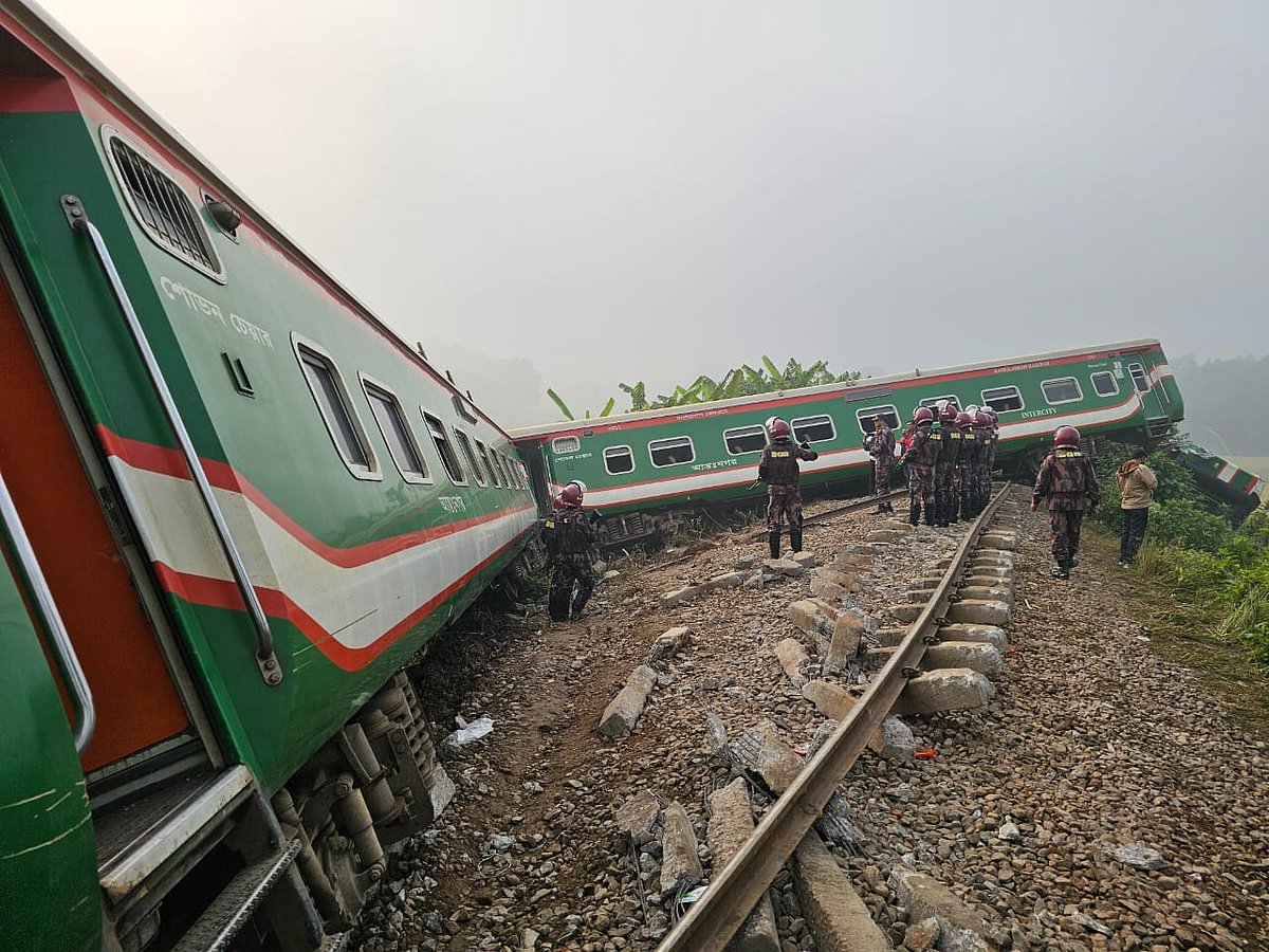 গাজীপুরের ভাওয়াল রেলস্টেশন এলাকায় মোহনগঞ্জ এক্সপ্রেস ট্রেনের দুর্ঘটনা তদন্তে