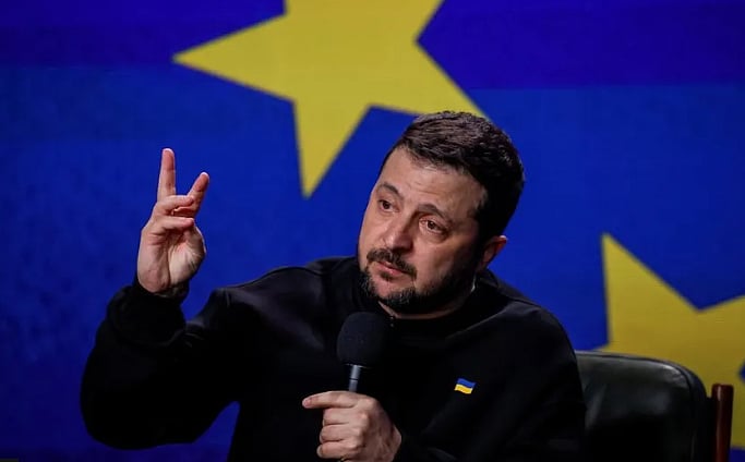 বছরের শেষ সংবাদ সম্মেলনে রাশিয়ার সঙ্গে যুদ্ধ নিয়ে সাংবাদিকদের বিভিন্ন প্রশ্নের জবাব দেন ভলোদিমির জেলেনস্কি