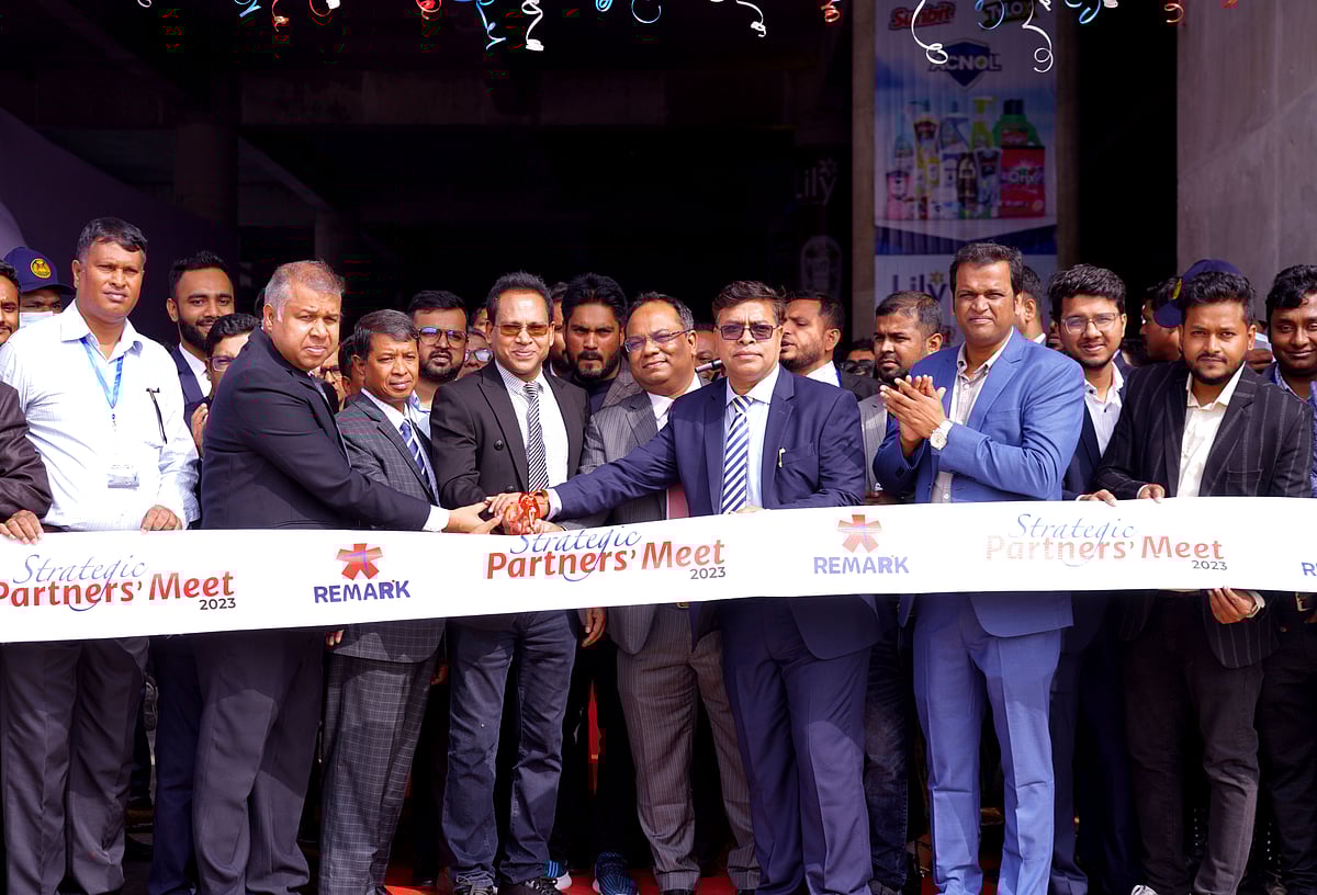 ফিতা কেটে রিমার্ক স্ট্র্যাটেজিক পার্টনারস মিট ২০২৩-এর উদ্বোধন করেন রিমার্ক এইচবি লিমিটেডের চেয়ারম্যান এস এম আশরাফুল আলম