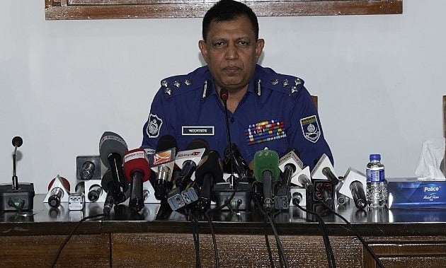 দ্বাদশ জাতীয় সংসদ নির্বাচনের আগে আইনশৃঙ্খলা পরিস্থিতি–সংক্রান্ত বিষয় নিয়ে আয়োজিত সংবাদ সম্মেলনে বিভিন্ন প্রশ্নের জবাব দেন ডিআইজি (অপারেশনস) মো. আনোয়ার হোসেন