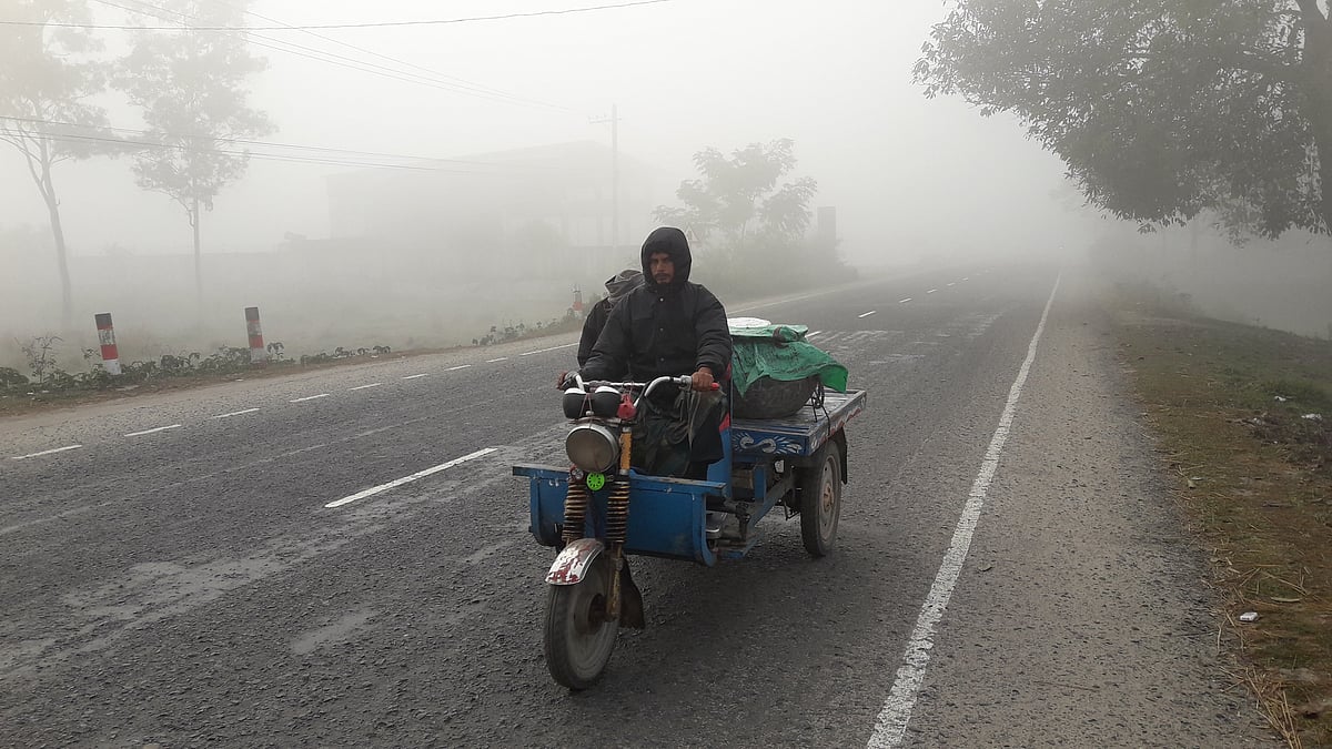 পঞ্চগড়ে জেঁকে বসছে শীত। ঘন কুয়াশায় ঢাকা পড়েছে উত্তরের এই জনপদ। এর মধ্যেই গন্তব্যে ছুটছেন সাধারণ মানুষ। ছবিটি মঙ্গলবার সকাল সোয়া আটটায় পঞ্চগড় সদরের শিংপাড়া এলাকা থেকে তোলা