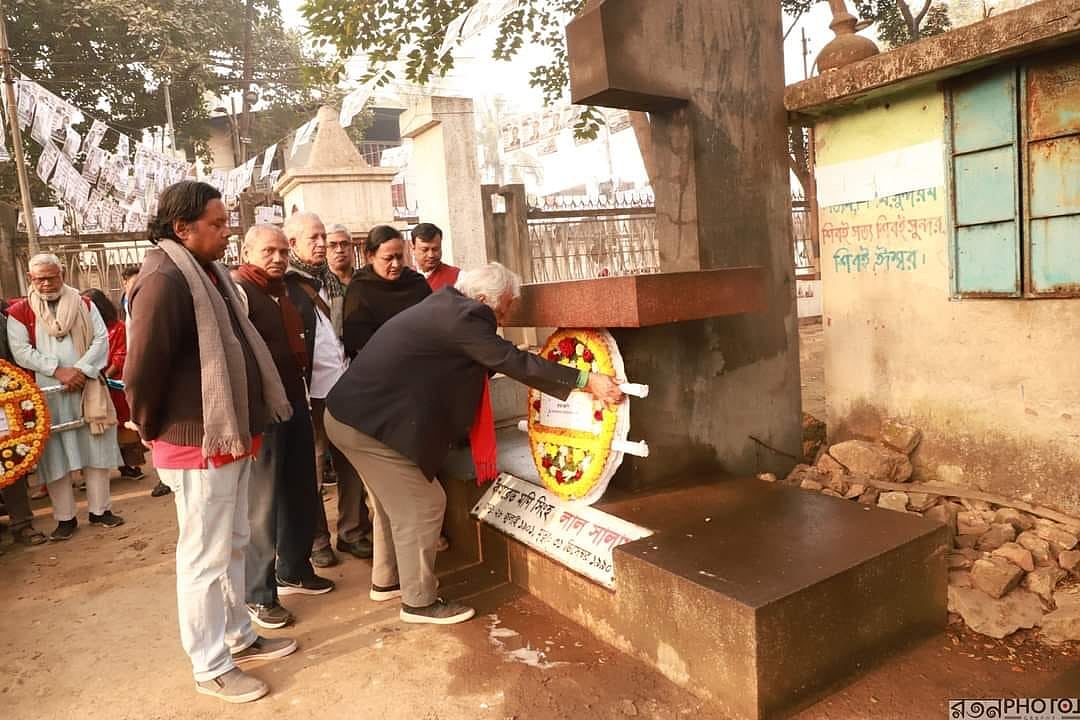 সিপিবি সভাপতি মোহাম্মদ শাহ আলমের নেতৃত্বে মণি সিংহ স্মৃতিস্তম্ভে পুষ্পস্তবক অর্পণ করা হয়