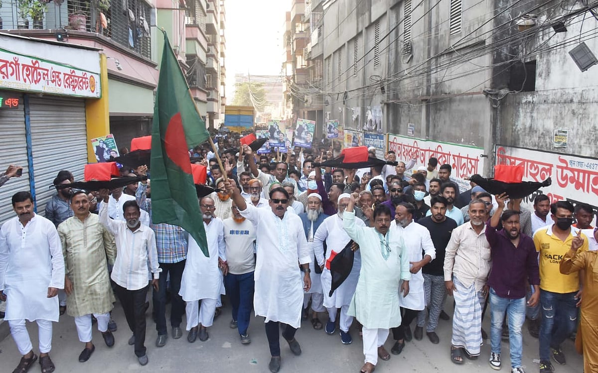 আওয়ামী লীগ মনোনীত প্রার্থী শামীম ওসমানের পক্ষে মিছিল বের করেন যুবলীগ নেতা জানে আলম বিপ্লব (সামনে পতাকা হাতে) ও তাঁর সহযোগীরা। গতকাল শুক্রবার বিকেলে নারায়ণগঞ্জের তল্লা এলাকায়