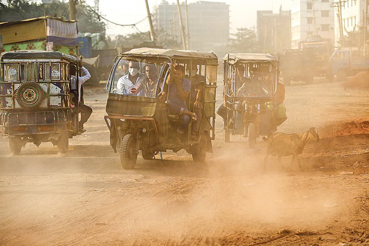 ধুলা আর ধোঁয়ার বিপদ থেকে ঢাকার বাতাস মুক্ত হচ্ছে না। একের পর এক প্রকল্প নেওয়ার পরও দূষণের উৎস রয়েই যাচ্ছে। শুষ্ক মৌসুমে জনজীবন বিষাক্ত বাতাসে আরও দুর্বিষহ হয়ে উঠেছে। গতকাল দুপুরে শ্যামপুরে
