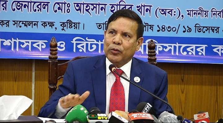 কুষ্টিয়ায় সাংবাদিকদের সঙ্গে কথা বলছেনব্রিগেডিয়ার জেনারেল (অব.) মো. আহসান হাবিব খান। মঙ্গলবার দুপুরে জেলা প্রশাসকের সম্মেলনকক্ষে