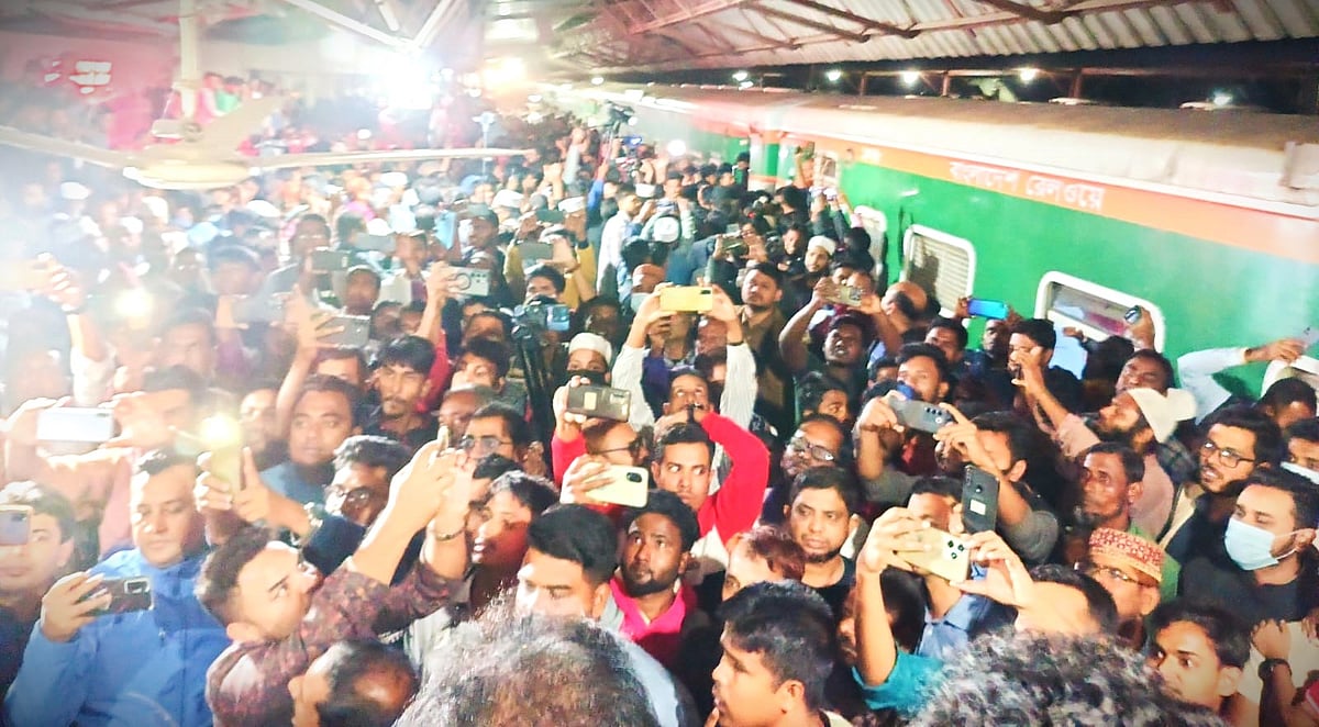 জামালপুর-চট্টগ্রাম রেলপথে চলাচল শুরু করেছে আন্তনগর বিজয় এক্সপ্রেস ট্রেনটি। শুক্রবার রাতে জামালপুর রেলস্টেশনে