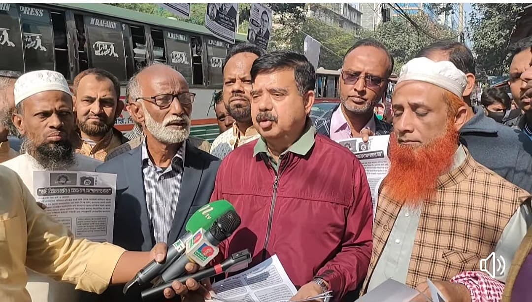 বিভিন্ন দাবিতে রাজধানীর পল্টন এলাকায় লিফলেট বিতরণের সময় সাংবাদিকদের সঙ্গে কথা বলেন ১২-দলীয় জোটের মুখপাত্র শাহাদাত হোসেন। ঢাকা, ২১ ডিসেম্বর