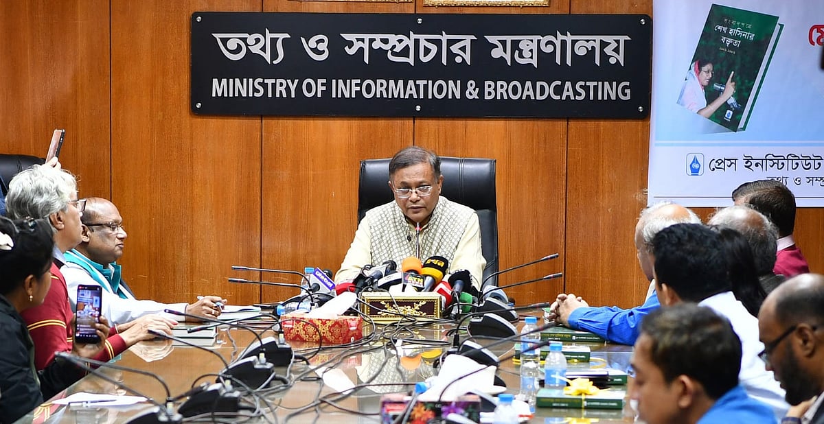 সচিবালয়ে মন্ত্রণালয়ের সভাকক্ষে সাংবাদিকদের সঙ্গে কথা বলেন তথ্যমন্ত্রী হাছান মাহমুদ