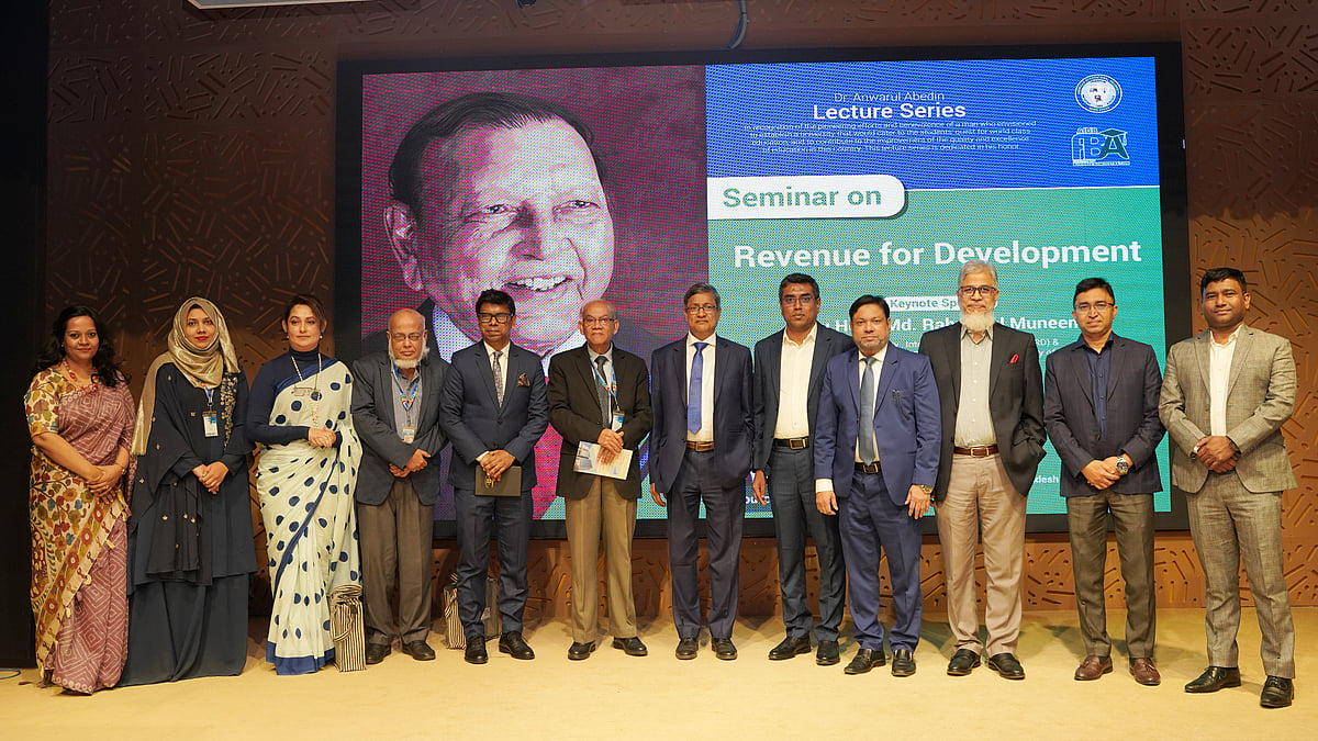আমেরিকান ইন্টারন্যাশনাল ইউনিভার্সিটি-বাংলাদেশের (এআইইউবি) ফ্যাকাল্টি অব বিজনেস অ্যাডমিনিস্ট্রেশনের (এফবিএ) আয়োজনে মঙ্গলবার ‘উন্নয়নের জন্য রাজস্ব’ শীর্ষক সেমিনারে উপস্থিত আলোচকেরা