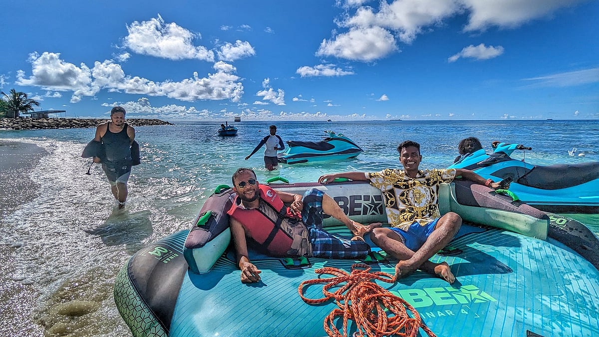 মালদ্বীপের মাফুশি দ্বীপে ভ্রমণসঙ্গীদের সঙ্গে