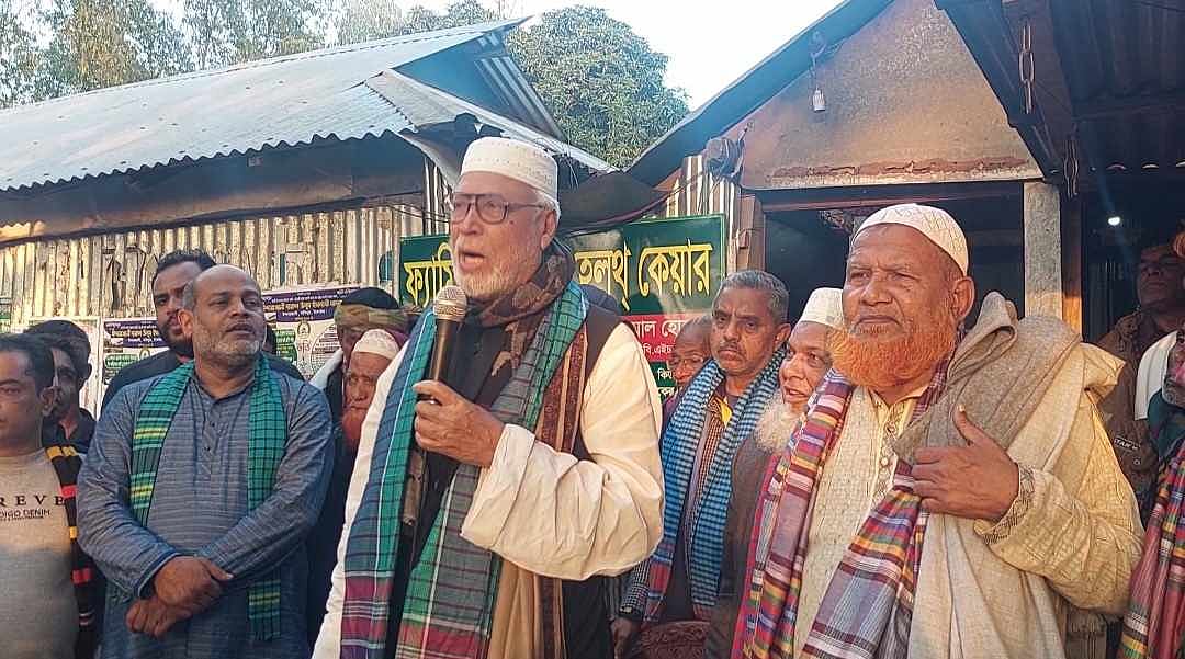 টাঙ্গাইলের সখীপুর উপজেলার কাঁকড়াজান ইউনিয়নের ইন্দারজানী বাজারে নির্বাচনী পথসভায় বক্তব্য দেন বঙ্গবীর কাদের সিদ্দিকী। গতকাল শুক্রবার সন্ধ্যায়