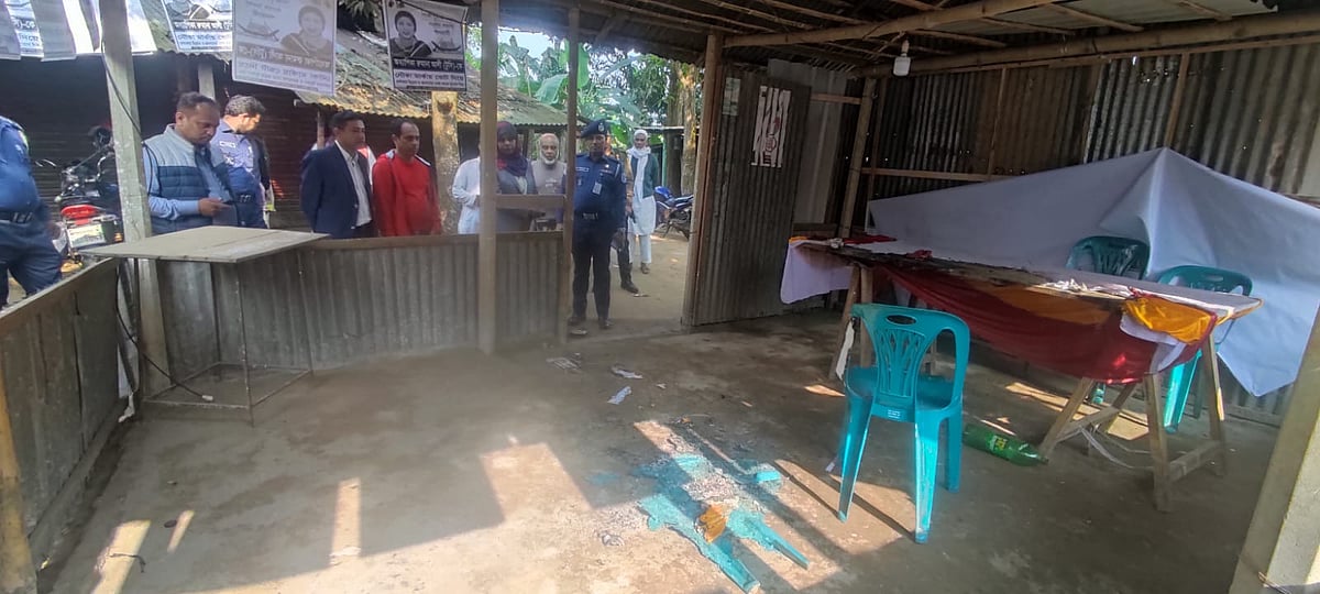 গাজীপুরের শ্রীপুরের গোসিংগা ইউনিয়নের পূর্ব বেড়াবাড়ি গ্রামে নৌকার প্রতীকের একটি নির্বাচনী ক্যাম্পে আগুন দেওয়ার অভিযোগ উঠেছে। পুড়ে যাওয়া চেয়ার পড়ে আছে মেঝেতে। বুধবার সকালে