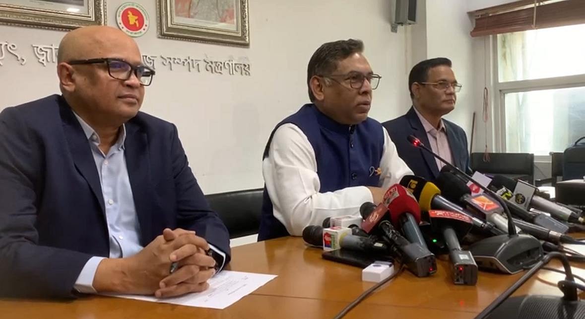 সিলেটের গ্যাসক্ষেত্রে তেল পাওয়ার কথা জানিয়ে সচিবালয়ে সংবাদ সম্মেলন করেন বিদ্যুৎ, জ্বালানি ও খনিজ সম্পদ প্রতিমন্ত্রী নসরুল হামিদ