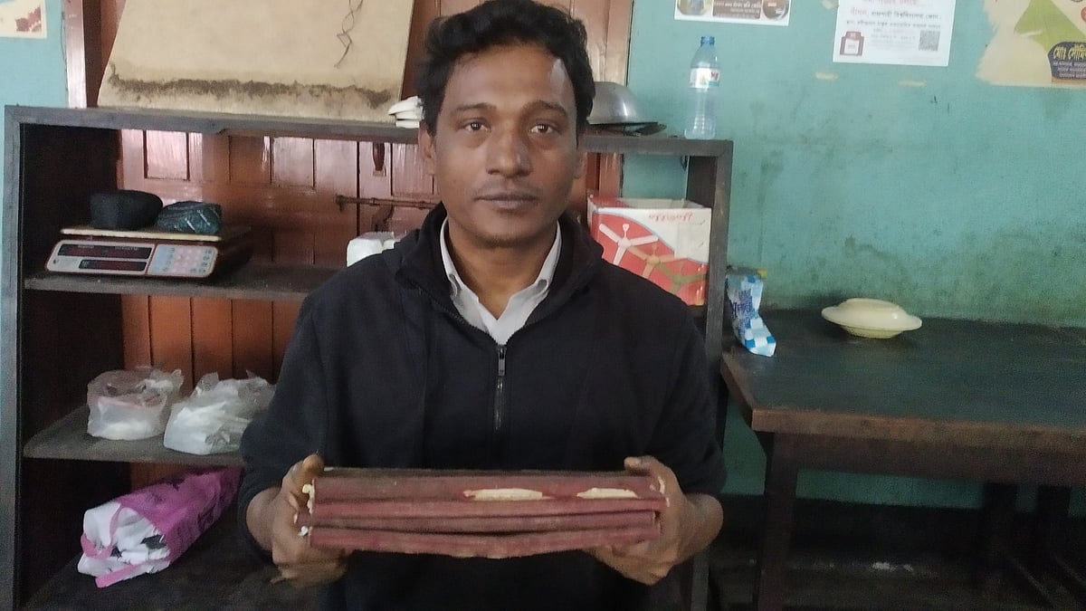 রাজশাহী বিশ্ববিদ্যালয়ের বঙ্গবন্ধু শেখ মুজিবুর রহমান হলে খাবার ক্যানটিন চালানো শফিকুল ইসলাম গত এক বছরে ছাত্রলীগের কাছ থেকে এক টাকাও তুলতে পারেননি