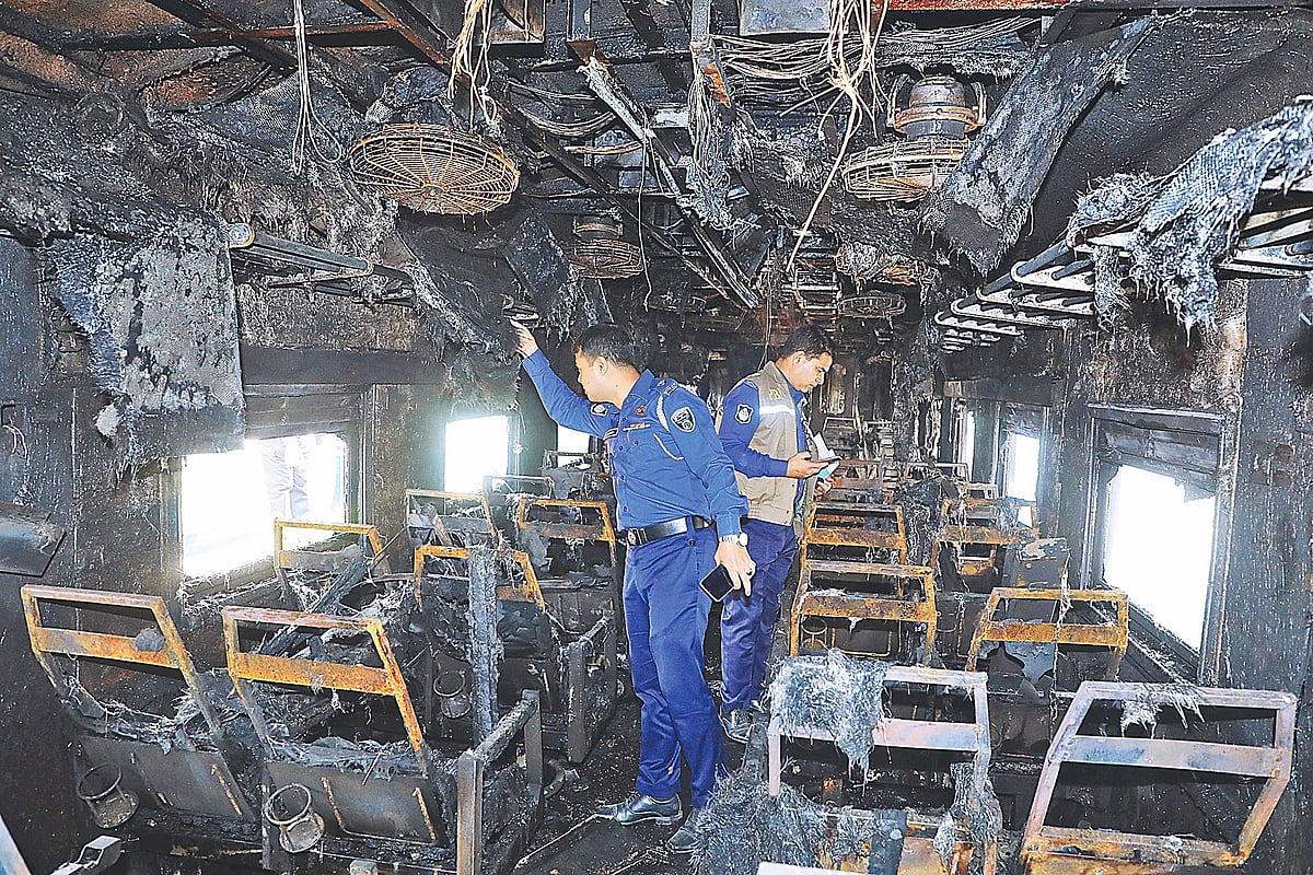 নেত্রকোনা থেকে ঢাকার উদ্দেশে ছেড়ে আসা মোহনগঞ্জ এক্সপ্রেস ট্রেনে ভোররাতে আগুন দেয় দুর্বৃত্তরা। পুড়ে যাওয়া বগি দেখছেন তদন্তসংশ্লিষ্ট পুলিশ কর্মকর্তারা। গতকাল রাজধানীর কমলাপুর স্টেশনে