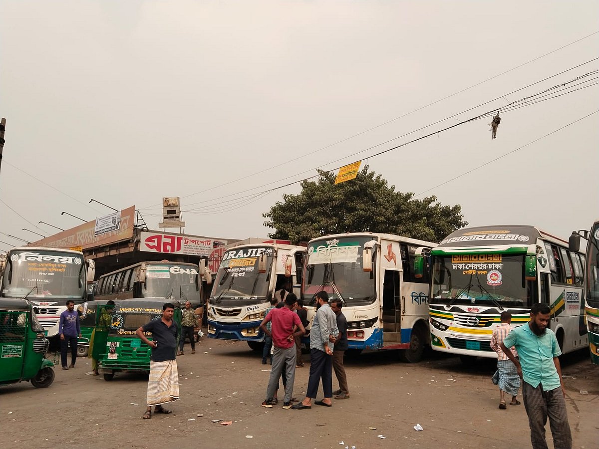 মহাখালী বাস টার্মিনালে যাত্রীর অপেক্ষায় বাস