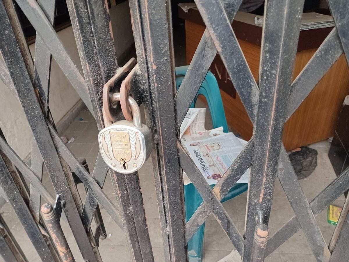 তালাবদ্ধ বিএনপির কেন্দ্রীয় কার্যালয়। রোববার সন্ধ্যায় রাজধানীর নয়াপল্টনে