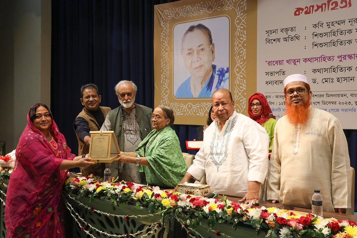 রাবেয়া খাতুন কথাসাহিত্য পুরস্কার নিচ্ছেন ঔপন্যাসিক সাদিয়া সুলতানা। বুধবার বাংলা একাডেমির আবদুল করিম সাহিত্যবিশারদ মিলনায়তনে