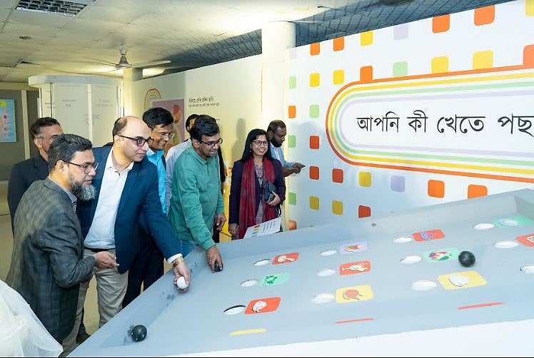 রাজধানীর বাংলা একাডেমির নভেরা গ্যালারিতে শুক্রবার শুরু হয়েছে ‘আমার শহর, আমার খাবার’ প্রদর্শনী