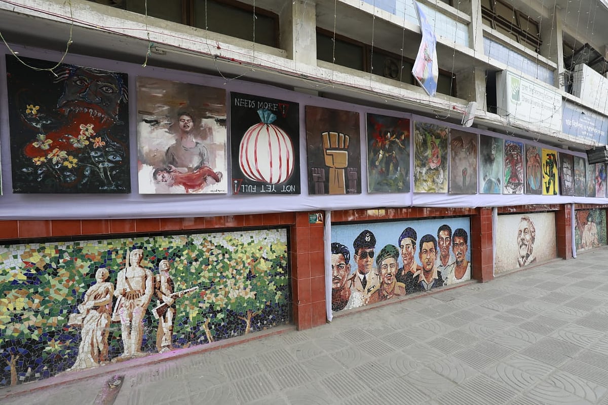 ঢাকা বিশ্ববিদ্যালয়ের টিএসসির বাইরের প্রাচীরের পুরোটা জুড়ে এমন অসংখ্য ছবি নিয়ে শুরু হয়েছে ‘সাম্রাজ্যবাদের বিরুদ্ধে চিত্র প্রদর্শনী’। ১৫ ডিসেম্বর