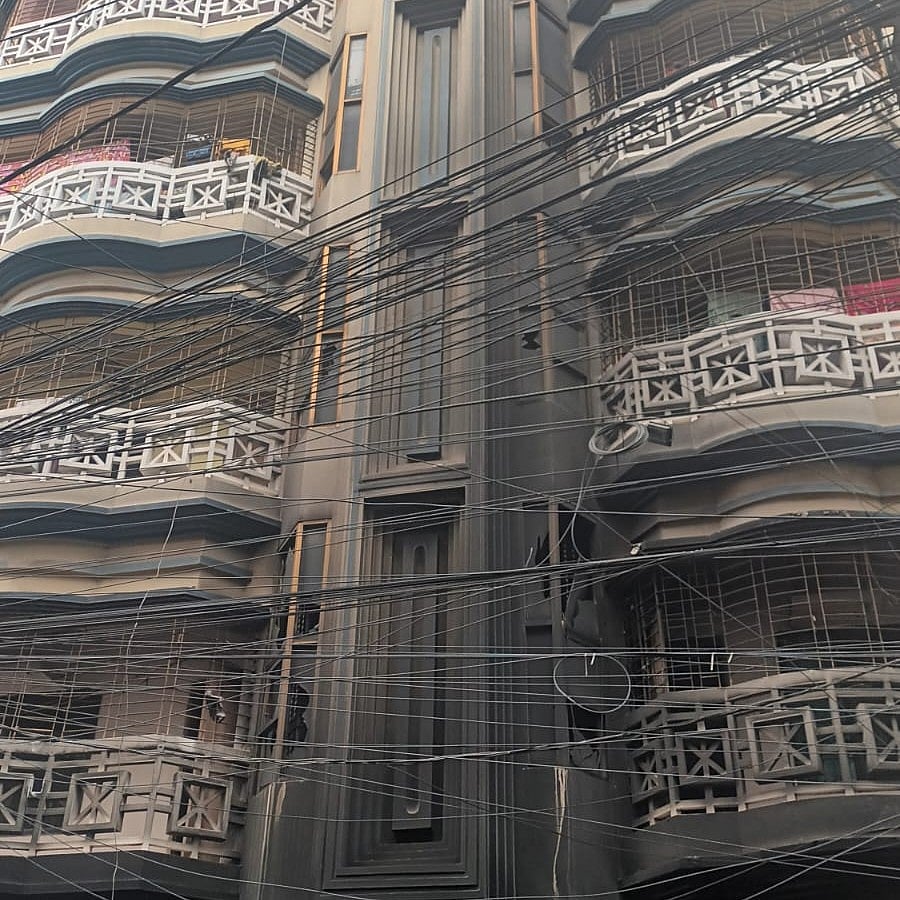 রাজধানীর বনশ্রীতে এই বাড়ির সামনে থেকে এক নারী গৃহকর্মীর লাশ উদ্ধারের পর বিক্ষুব্ধ মানুষ আগুন দিয়েছেন।