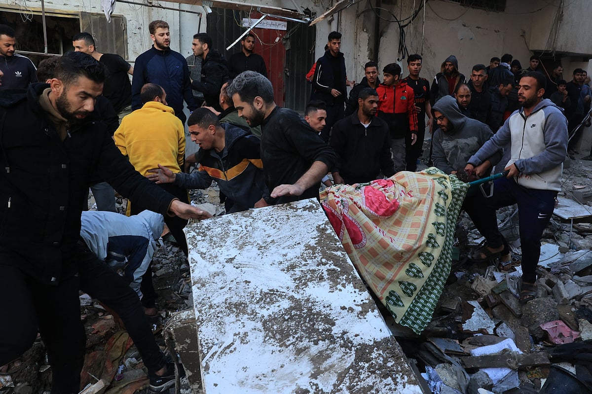 গাজা উপত্যকার দক্ষিণাঞ্চলে রাফাহ শরণার্থীশিবিরে ইসরায়েলি হামলার পর ধ্বংসস্তূপ থেকে মৃতদেহ উদ্ধারের চেষ্টা চলছে, ১ ডিসেম্বর, ২০২৩
