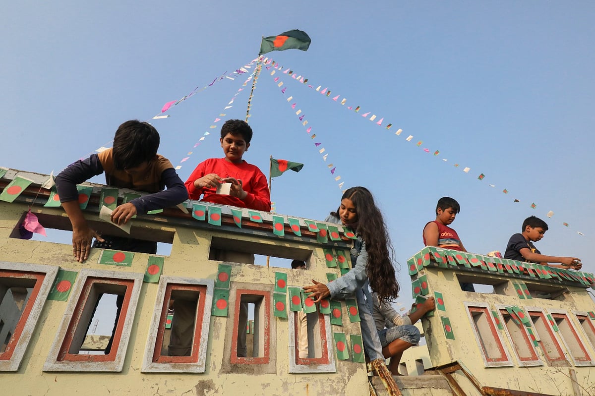 বিজয় দিবস উপলক্ষে ঘরদোর রাস্তা-মহল্লা লাল-সবুজ পতাকায় সাজানো, দেয়ালচিত্র আঁকা, বর্ণময় মিছিল কিংবা অনুষ্ঠান আয়োজন ঢাকার একটা ঐতিহ্য। শুক্রবার গেন্ডারিয়ার এস কে দাস রোডে নতুন প্রজন্মের সদস্যদের ব্যস্ত দেখা গেল লাল-সবুজে ভবন সাজাতে, আকাশে ওড়াতে বিজয়ের পতাকা