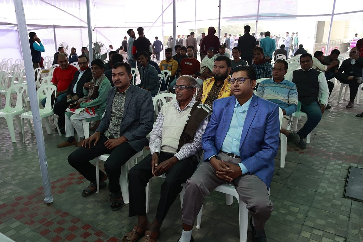 মনোনয়নের বৈধতা ফিরে পেতে নির্বাচন কমিশনে আসা প্রার্থী ও তাঁদের সমর্থকেরা। ১৪ ডিসেম্বর সকালে, আগারগাঁও, ঢাকা