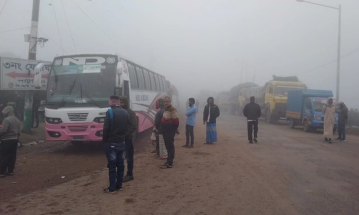 ঘন কুয়াশার কারণে ফেরি চলাচল বন্ধ রয়েছে। এতে মানিকগঞ্জের পাটুরিয়া ঘাট এলাকায় যাত্রীবাহী বাসসহ বিভিন্ন যানবাহন আটকে পড়ে। আজ রোববার সকাল আটটার দিকে