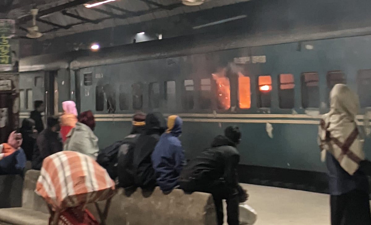 জয়পুরহাটে উত্তরা মেইল ট্রেনের একটি বগিতে আগুন ধরিয়ে দেয় দুর্বৃত্তরা