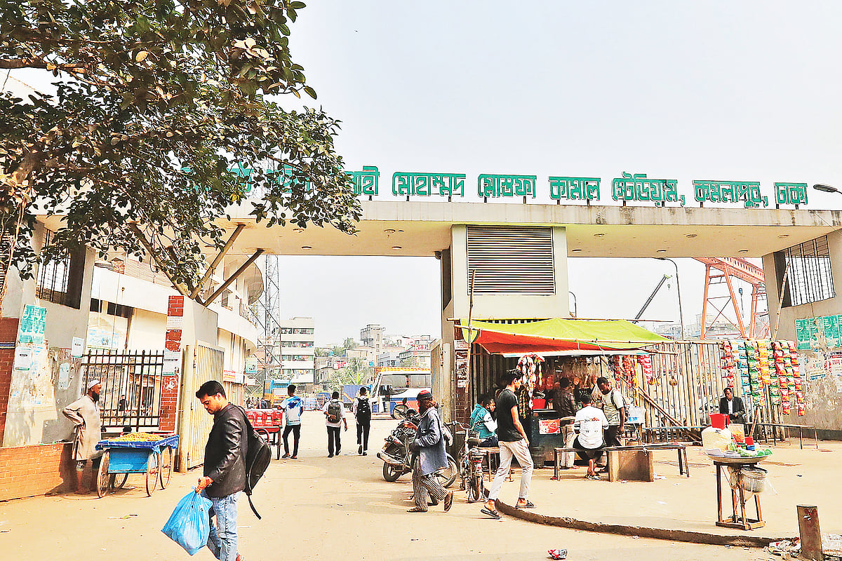কমলাপুরের বীরশ্রেষ্ঠ শহীদ সিপাহী মোস্তফা কামাল স্টেডিয়ামের মূল ফটকেই দোকান