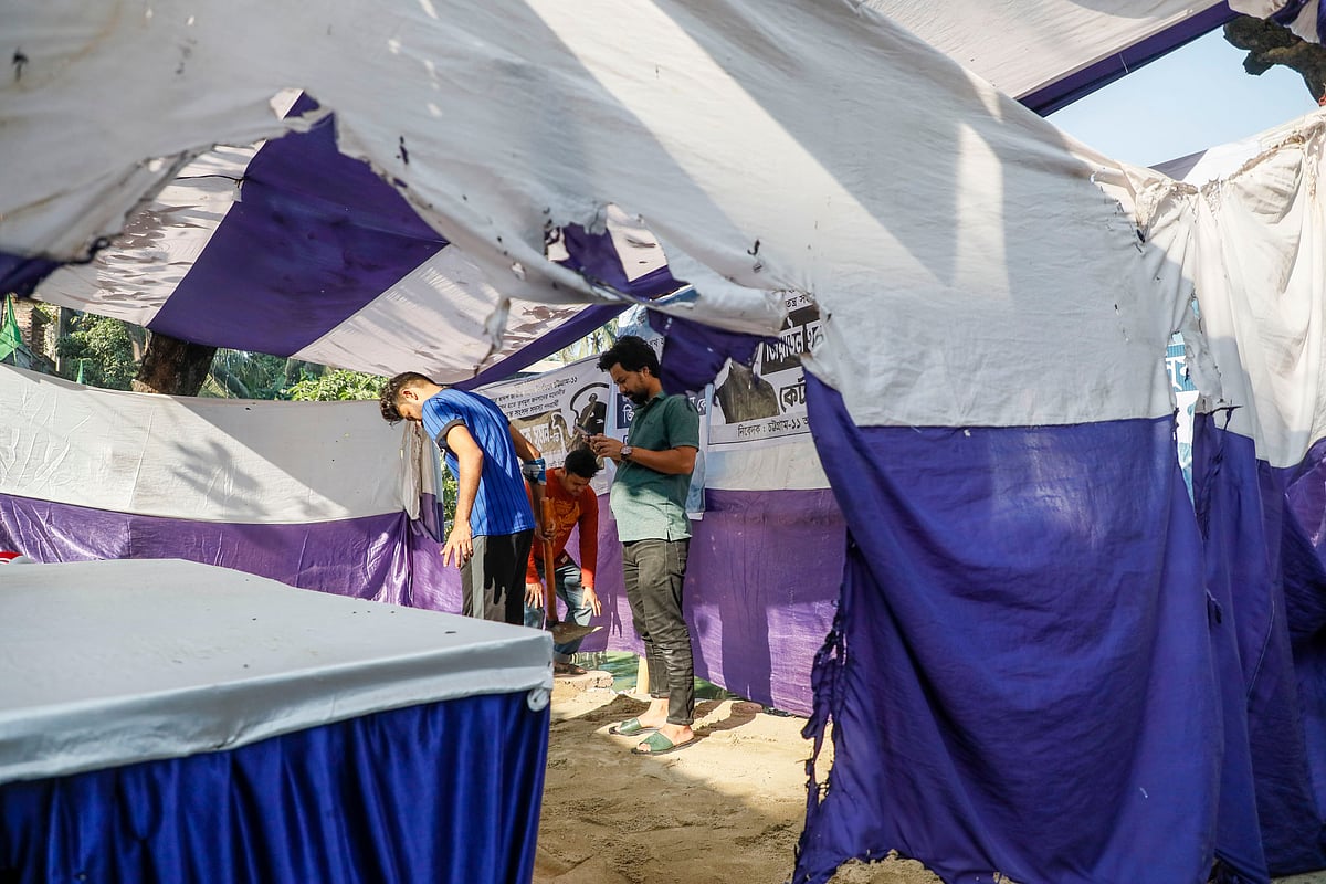 আগুনে কেটলি প্রতীকের প্রার্থী জিয়াউল হকের নির্বাচনী কার্যালয়ের কাপড় পুড়ে যায়। চট্টগ্রাম, ২৭ ডিসেম্বর