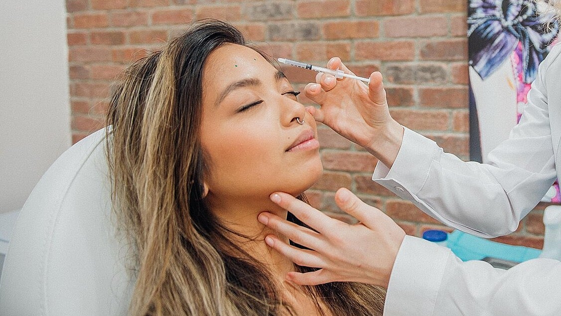 বটুলিনাম টক্সিন, যেটির একটি ব্র্যান্ড নাম বোটক্স, ইনজেকশন নিচ্ছেন এক নারী