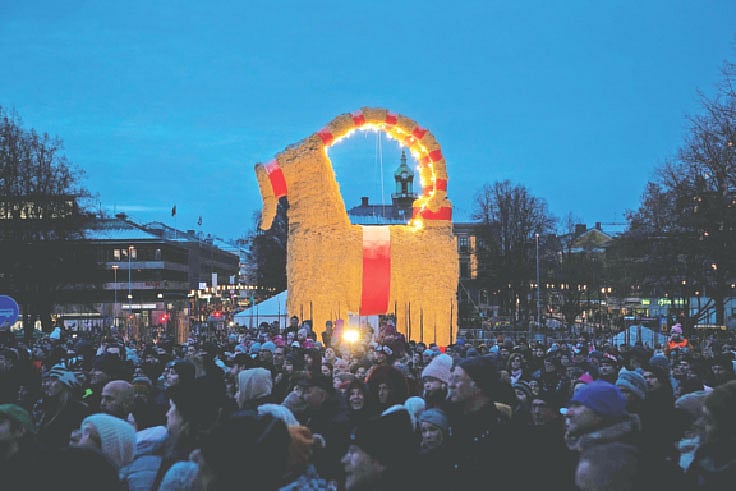 সুইডেনে বড়দিন উপলক্ষে বানানো হয় ৪২ ফুটের বেশি উঁচু খড়ের ছাগল। একে ঘিরে নববর্ষ পর্যন্ত উৎসব করেন সুইডিশরা