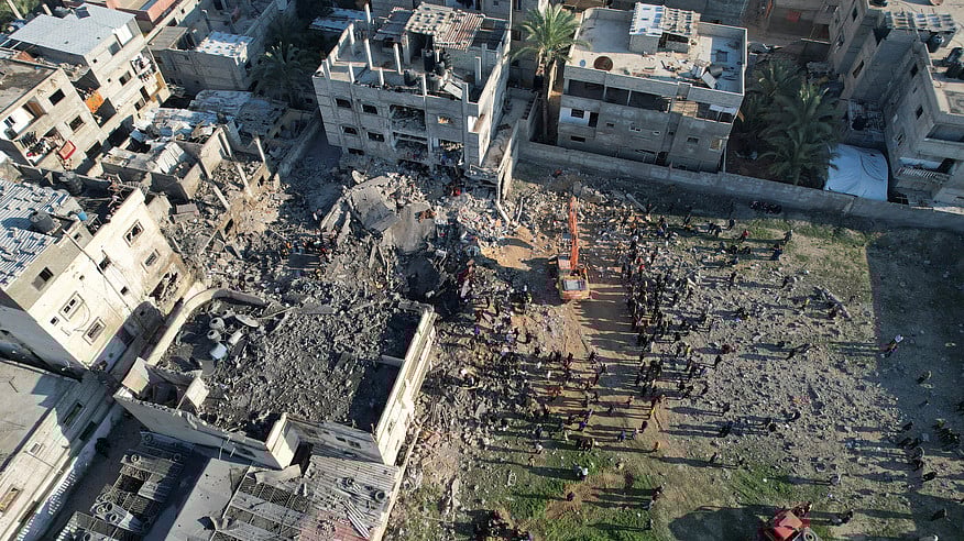 ইসরায়েলি বাহিনীর হামলায় গুঁড়িয়ে গেছে আবাসিক ভবন। হতাহত ব্যক্তিদের উদ্ধারে জড়ো হয়েছেন ফিলিস্তিনিরা। গতকাল গাজার রাফাহ এলাকায়