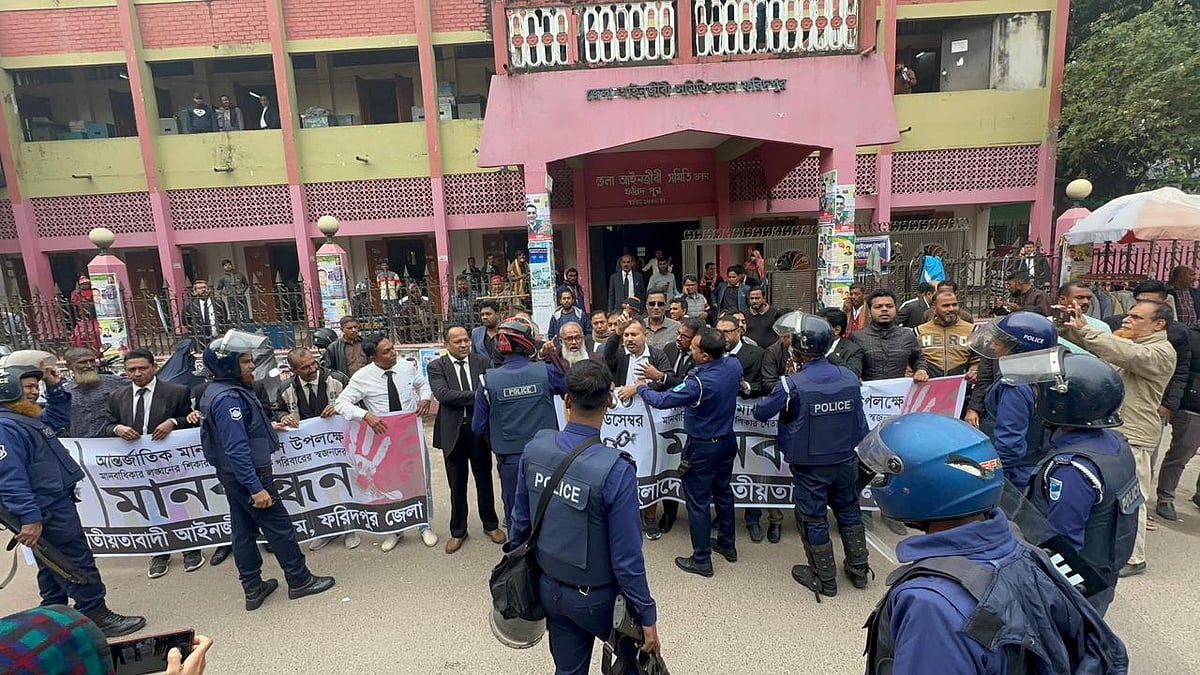 ফরিদপুরে বিএনপির মানববন্ধন কর্মসূচি পণ্ড করে ব্যানারে কেড়ে নিয়েছে পুলিশ। আজ রোববার সকালে শহরের কোর্টপাড়া এলাকায় আইনজীবী সমিতি ভবনের সামনে