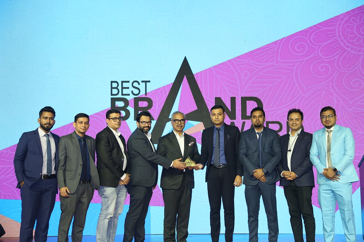 প্লাস্টিক পণ্য ক্যাটাগরিতে ‘বেস্ট ব্র্যান্ড অ্যাওয়ার্ড ২০২৩’ গ্রহণ করছেন আরএফএল হাউজওয়্যারের উর্ধ্বতন কর্মকর্তারা।