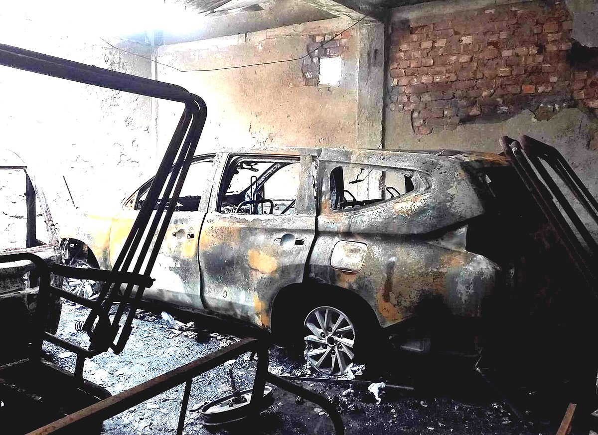 নাটোরের সিংড়া পৌরসভার মেয়রের ব্যবহৃত গাড়িসহ ১১টি যানবাহন আগুনে পুড়ে গেছে। আজ মঙ্গলবার সকালে