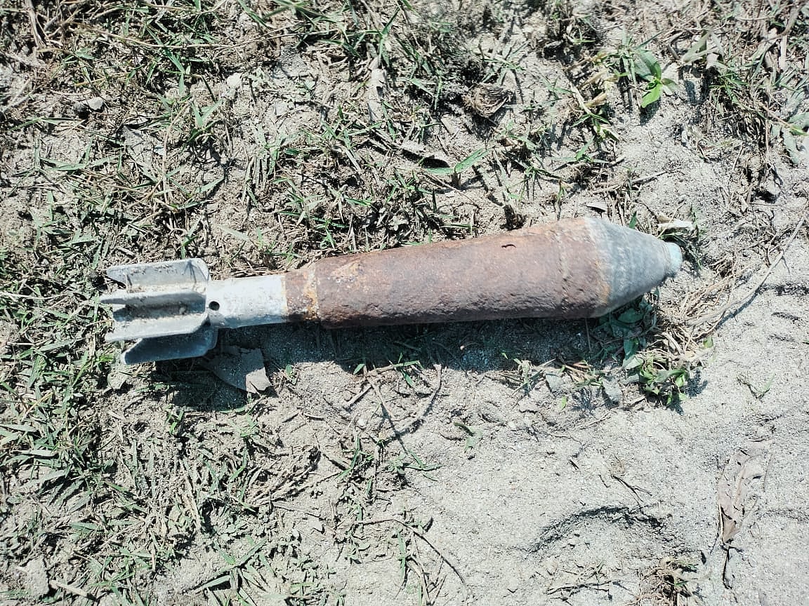 তেঁতুলিয়ার বাংলাবান্ধা স্থলবন্দর এলাকায় পরিত্যক্ত অবস্থায় কুড়িয়ে পাওয়া মর্টারশেল