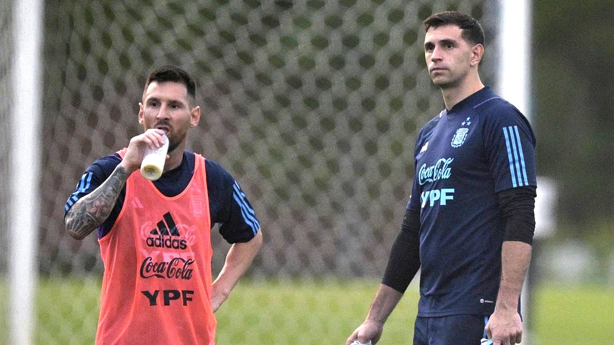 আইএফএফএইচএস বর্ষসেরা পুরস্কারে লিওনেল মেসি (ডানে) ও এমিলিয়ানো মার্তিনেজ প্রথম হতে পারেননি