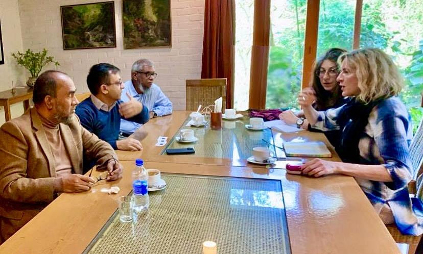 সিলেটের স্থানীয় একটি হোটেলে আজ দুপুরে বিএনপির বিভাগীয় প্রতিনিধিদলের সঙ্গে বৈঠক করেন ইইউর দুই নির্বাচন বিশেষজ্ঞ। পরে বিকেলে ঢাকায় বিএনপির কেন্দ্রীয় নেতাদের সঙ্গে ভার্চ্যুয়াল বৈঠক করেন ইইউর প্রতিনিধিদলের সদস্যরা