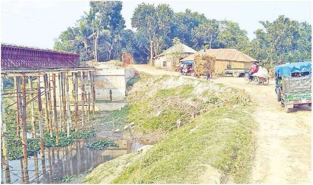 রাজবাড়ীর পাংশা উপজেলার পাংশা-কালীতলা সড়কের চরলক্ষ্মীপুর গ্রামের বিরু মন্ডলের ঘাট বড় সেতুর নির্মাণকাজ শেষ হয়নি। এতে বিকল্প সড়ক দিয়ে ঝুঁকি নিয়ে চলছে গাড়ি